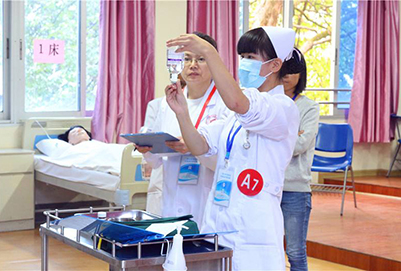 護士在病房工作