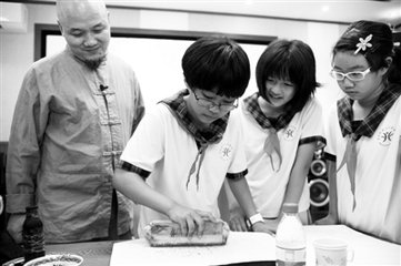 印刷技術(shù)專業(yè)學(xué)子實踐操作