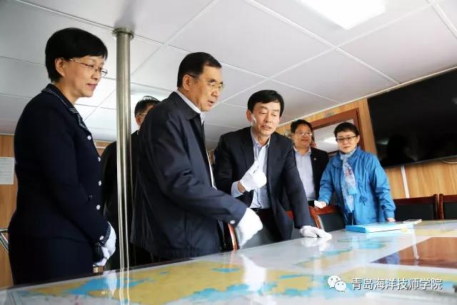 青島市人大常委會(huì)主任宋遠(yuǎn)方一行到青島海洋技師學(xué)院視察工作