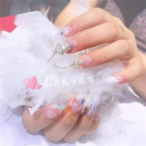 德州飛剪美容美發(fā)學(xué)校的美甲班學(xué)習(xí)時(shí)間長(zhǎng)嗎？